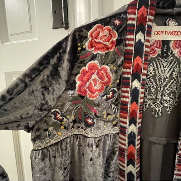 Driftwood Carly Velvet Embroidered Kimono Jacket Size Medium - Picture 8 of 16